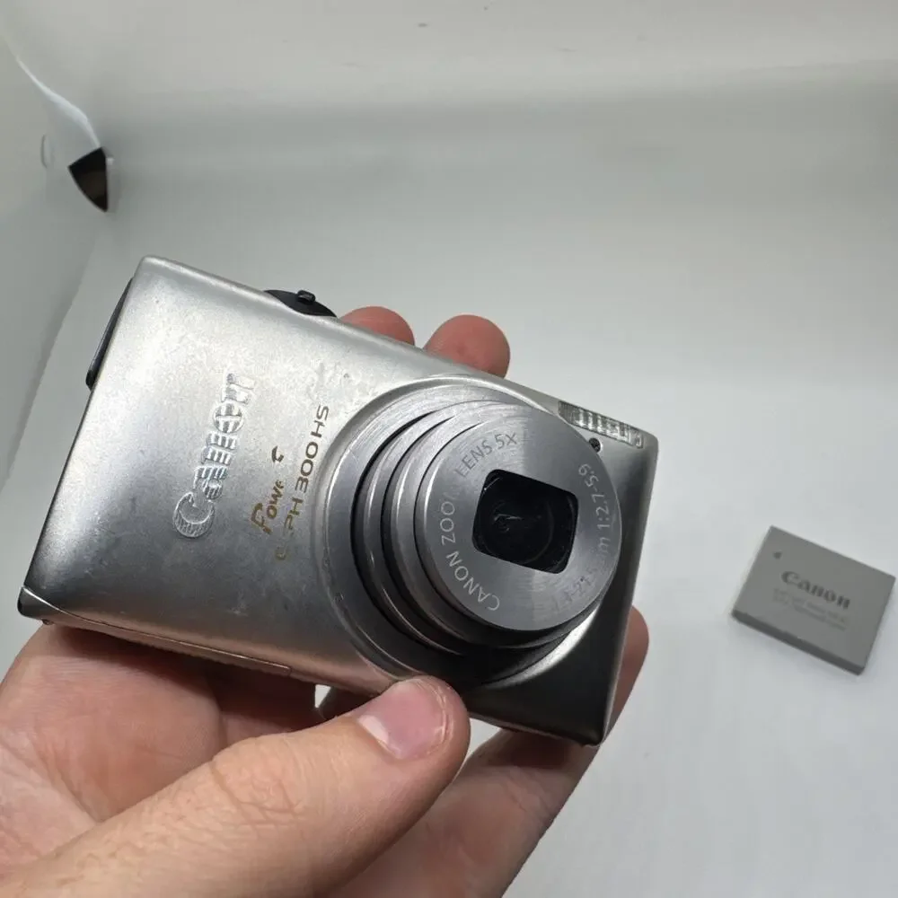 Canon PowerShot ELPH 300 HS 12.1MP Digital Camera Black Works W/ Battery No Char